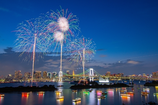 冬空にあがる美しい冬花火！年末祝宴 屋形船
