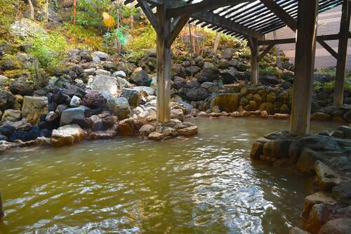 茶褐色の名湯を浅間山の絶景 浅間鬼押温泉「軽井沢倶楽部ホテル軽井沢1130」