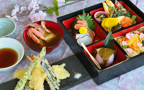 ～隅田川　笑いとお花見屋形船～　舟の上のものまねショー！