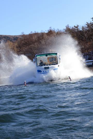 陸上からそのまま湖へダイブ　水陸両用車 山中湖のKABA