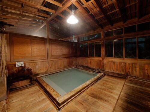 秘湯の宿でのんびり雪見風呂　高湯温泉「旅館玉子湯」