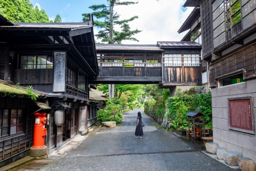 一度は行きたい秘湯の名旅館「法師温泉 長寿館」　紅葉のわたらせ渓谷鐵道