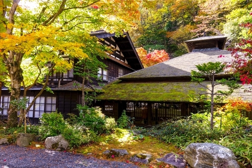 一度は行きたい秘湯の名旅館「法師温泉 長寿館」　紅葉のわたらせ渓谷鐵道
