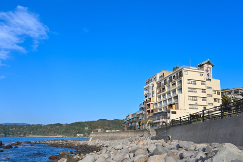 伊豆七島を一望する波打ち際の宿　東伊豆稲取温泉　絶景の宿「湯苑」