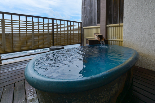 伊豆七島を一望する波打ち際の宿　東伊豆稲取温泉　絶景の宿「湯苑」