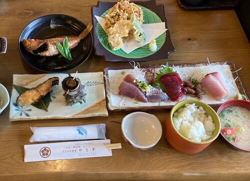 行列のできる港町の名店へ！西伊豆荒磯料理～おさかな料理やまや～