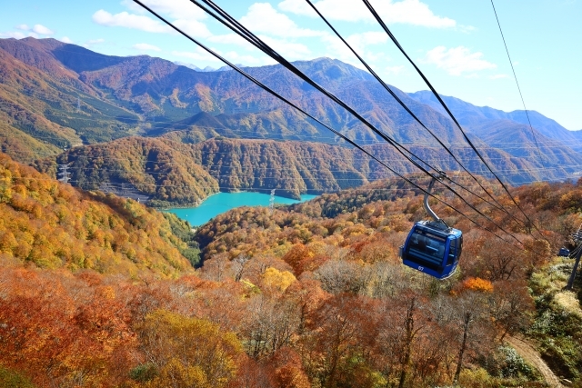 神秘の湖　奥只見湖遊覧＆紅葉の苗場ドラゴンドラ　六日町温泉「ほてる木の芽坂」