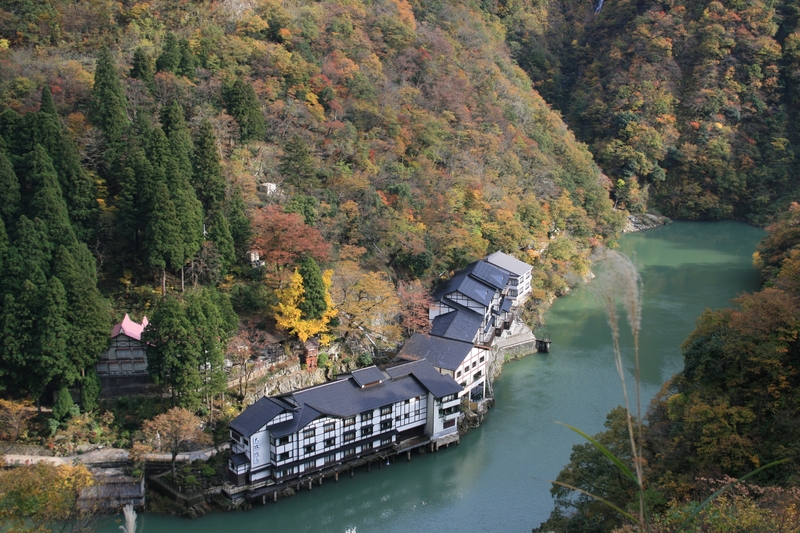 船でしか行けない秘境の一軒宿「大牧温泉」＆紅葉の城下町”金沢”へ