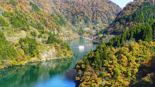 船でしか行けない秘境の一軒宿「大牧温泉」＆紅葉の城下町”金沢”へ