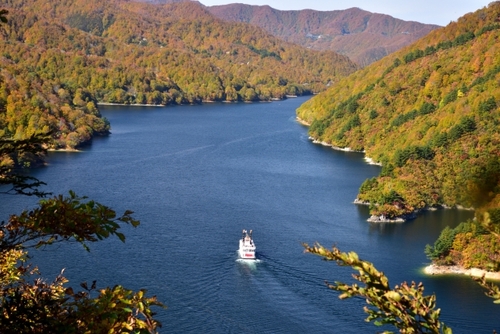神秘の湖　奥只見湖遊覧＆紅葉の苗場ドラゴンドラ　六日町温泉「ほてる木の芽坂」