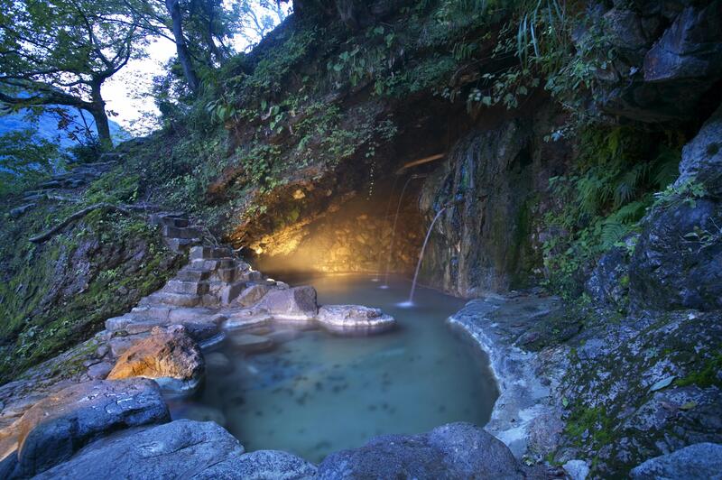 紅葉の黒部峡谷鉄道トロッコ列車　小川温泉「元湯ホテルおがわ」
