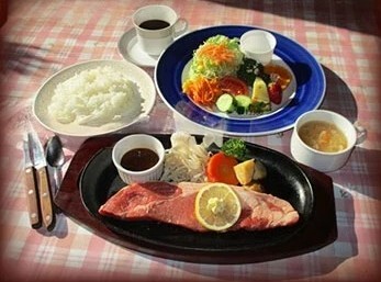 バラの香りに包まれる”いばらきバラの楽園”と長期熟成サーロインステーキ