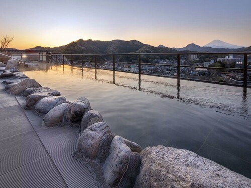 【のんびり温泉滞在】富士山望む天空露天風呂 伊豆長岡温泉「ニュー八景園」