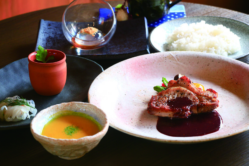 水陸両用バス”山中湖KABA” 古民家レストランで富士桜ポークランチ