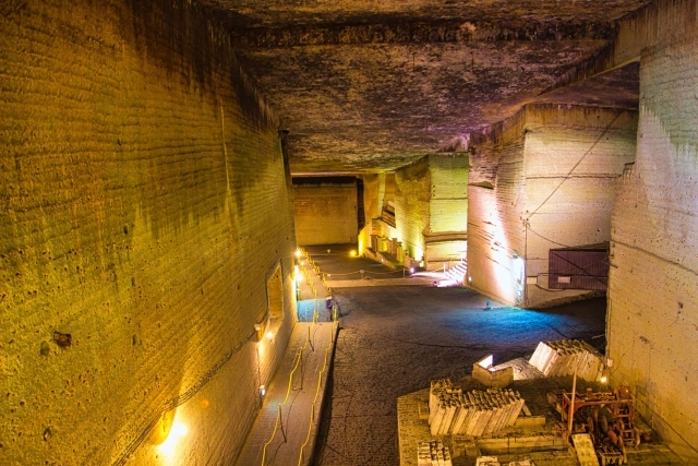 和の情緒あふれる竹のトンネルと幻想的な地下空間 大谷資料館