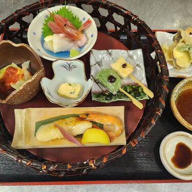 花の楽園あしかがフラワーパーク　樹齢160年の大藤や白藤 ふじのはな物語