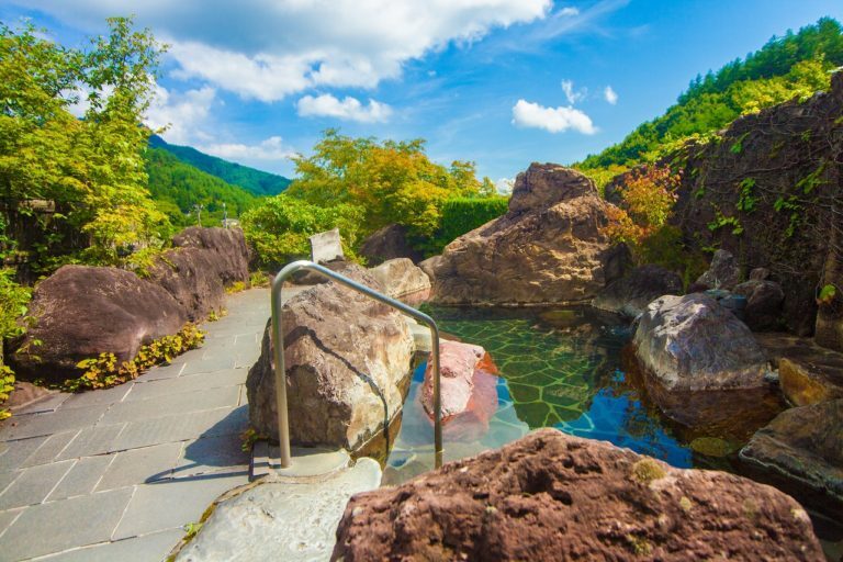 千年の湯と灯りに包まれる、信州・田沢温泉の秘湯旅