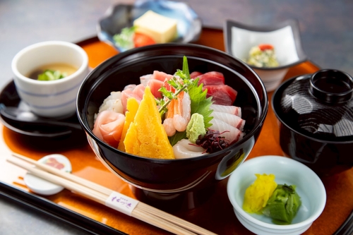 黄金色のメタセコイアの森　浅草食べ歩きグルメ＆日本料理もちづき”海鮮御膳”