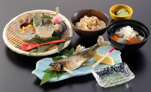 【夏限定】川のせせらぎと伝統を味わう！碓氷川のほとり夏の風物詩｢磯部簗｣