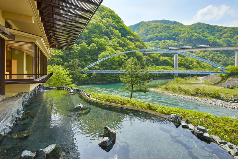 清流望む露天風呂の絶景　川治温泉「湯けむりの里 柏屋」