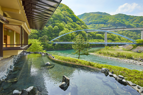清流望む露天風呂の絶景　川治温泉「湯けむりの里 柏屋」