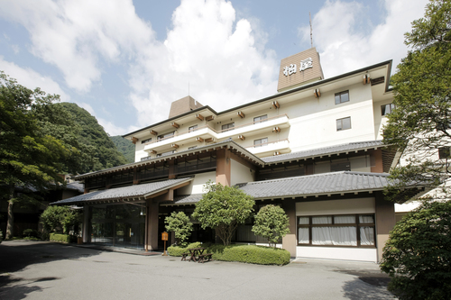 清流望む露天風呂の絶景　川治温泉「湯けむりの里 柏屋」